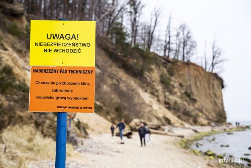 Tablice ostrzegające przed niebezpieczeństwem w pobliżu klifu (fot. Przemysław Kozłowski)