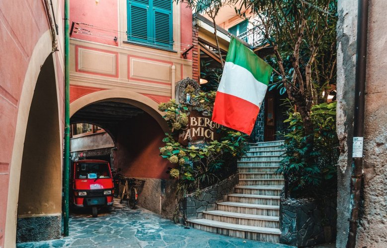 Ulica w mieście, na pierwszym planie flaga Włoch