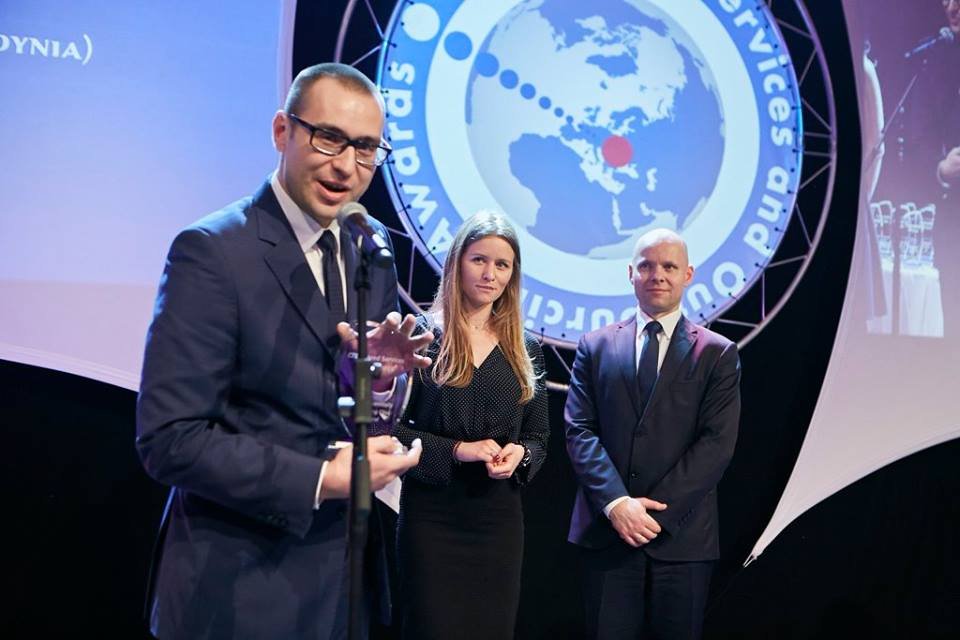 Przedstawiciele Trójmiasta odbierają nagrodę podczas CEE Shared Services and Outsourcing Awards, w środku Maja Studzińska z Referatu Rozwoju i Obsługi Inwestora UM Gdyni, fot. facebook.com/BiznesPolskaGroup/