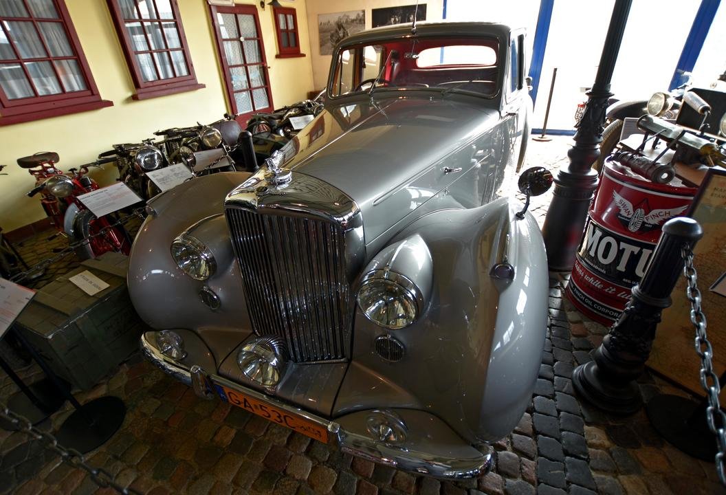 Zabytkowy Bentley Mark VI z 1951 roku to jeden z najciekawszych eksponatów Gdyńskiego Muzeum Motoryzacji, fot. Kamil Złoch