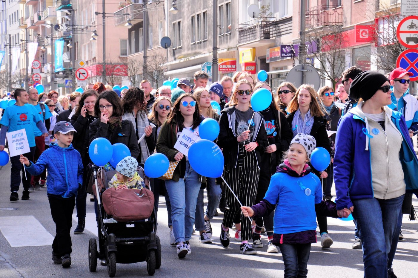 „Niebieski Marsz dla Autyzmu” przeszedł przez Gdynię // fot. Magdalena Czernek