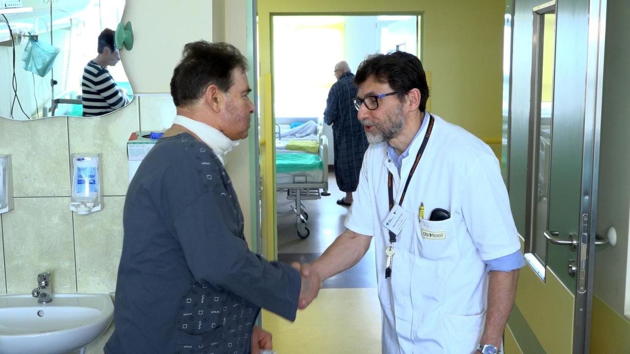 Po lewej Roman Olszewski - pierwszy na Pomorzu pacjent po rekonstrukcji żuchwy, po prawej dr n.med. Sławomir Piotrowski, który uczestniczył w zabiegu, fot. Sławomir Okoń