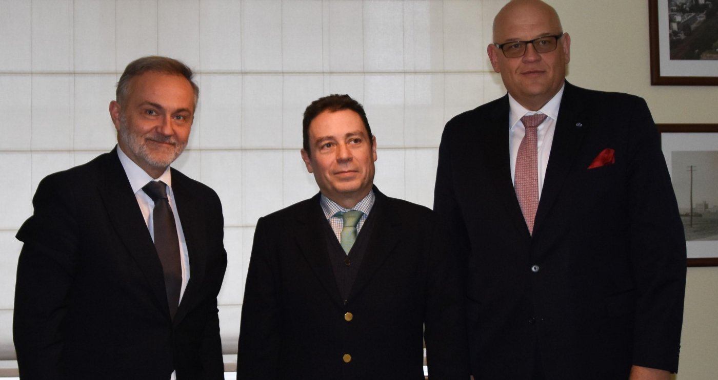 Od lewej: Wojciech Szczurek-prezydent Gdyni, Francisco Javier Sanabria Valderrama-ambasador Hiszpanii w Polsce, Maciej Dobrzyniecki-konsul honorowy Hiszpanii w Gdańsku 