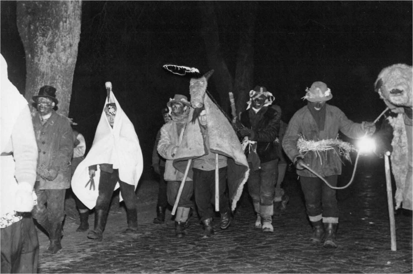 Gwiozdci noworoczni w pochodzie przez wieś, Przetoczyno, 1968, fot. Z. Kosycarz, ze zbiorów Muzeum Narodowego w Gdańsku.