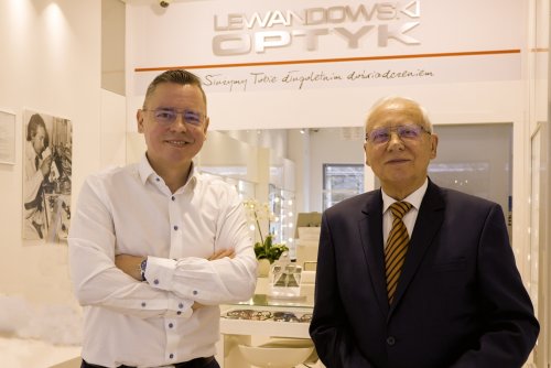 Andrzej i Aleksander Lewandowscy w rodzinnym zakładzie „Optyk Lewandowski” (fot. materiały Gdyńskiego Centrum Wspierania Przedsiębiorczości)
