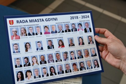 Pamiątkowe tablo ze zdjęciami Rady Miasta Gdyni 2018-2024 (fot. Magdalena Śliżewska)