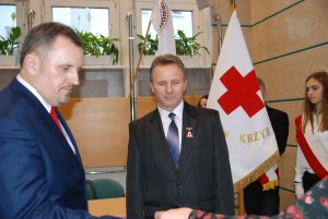 Odznaczeniem „Zasłużonego dla krwiodawstwa w Gdyni” nadawanego przez Kapitułę – Zarząd Rejonowy PCK w Gdyni, wyróżniony został Janusz Zgórzyński.