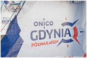 // fot. mat. prasowe Sport Evolution. Flaga z napisem ONICO Gdynia Półmaraton