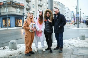 Kwestujący na ulicy Świętojańskiej podczas 25. finału WOŚP w Gdyni