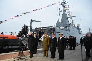 28 listopada przy Nabrzeżu Pomorskim odbyła się uroczystość podniesienia bandery na okręcie ORP Kormoran // fot. Michał Puszczewicz