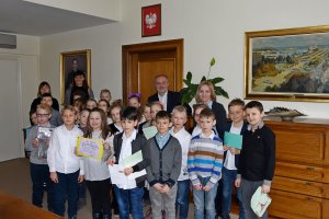 Wspólne zdjęcie uczniów z prezydentem Gdyni Wojciechem Szczurkiem