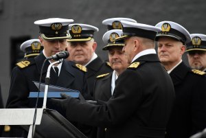 Uroczystość ostatniego opuszczenia bandery na ORP Kondor / fot. Michał Puszczewicz