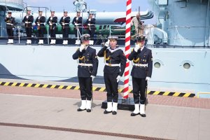 Marynarze Marynarki Wojennej salutują, fot. Michał Kowalski