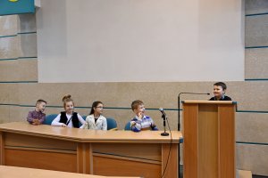 Uczniowie na sali obrad Rady Miasta Gdyni, fot. Michał Kowalski