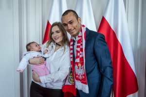 Marcus da Silva - został dzisiaj oficjalnie Polakiem. Na zdjeciu z żoną i córeczką. fot. Dawid Linkowski