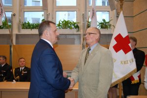Odznaczeniem „Zasłużonego dla krwiodawstwa w Gdyni” nadawanego przez Kapitułę – Zarząd Rejonowy PCK w Gdyni, wyróżniony został Ryszard Matusewicz.