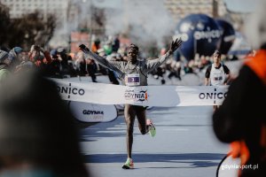 Zwycięzca Onico Gdynia Półmaratonu 2018 Ben Chelimo Somikwo wbiega na metę