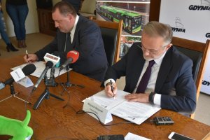 Umowę na dostawę 30 nowoczesnych trolejbusów i nowych baterii litowo-jonowych podpisali prezydent Gdyni, Wojciech Szczurek i Zbigniew Palenica z firmy Solaris Bus & Coach, fot. Lechosław Dierżak