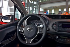 Nowa, hybrydowa Toyota Yaris - główna nagroda w gdyńskiej loterii - już 7 kwietnia pojawi się na ekspozycji w Centrum Riviera, fot. Kamil Złoch
