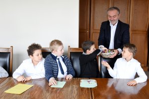 Prezydent Gdyni Wojciech Szczurek częstuje uczniów słodyczami, fot. Michał Kowalski