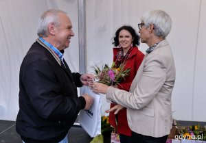 Laureaci konkursu "Gdynia w Kwiatach" odebrali z rąk przewodniczącej Rady Miasta Joanny Zielińskiej nagrody i wyróżnienia // fot. Przemysła Świderski