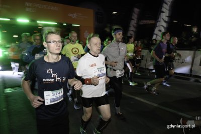 W 2017 roku na starcie Nocnego Biegu Świętojańskiego stawiło się ponad 4000 osób / fot. gdyniasport.pl