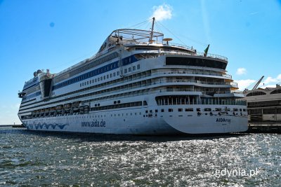 Statek wycieczkowy AIDAmar, 250 metrowy kolos wpłynął dziś do Portu Gdynia, fot. Michał Sałata