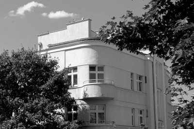 fragment budynku w otoczeniu drzew, zdjęcie czarno-białe