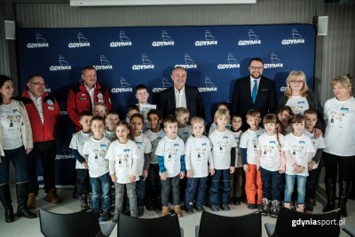 Wspólne zdjęcie prezydenta Gdyni Wojciecha Szczurka, dyrektora GCS Marka Łucyka, ratowników WOPR oraz przedszkolaków wraz z wychowawcami fot. gdyniasport.pl