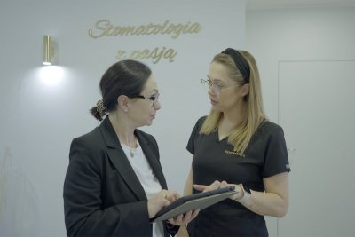 Violetta Zadrożna i Kamila Labuda, założycielki centrum stomatologicznego NovumDent (fot. materiały Gdyńskiego Centrum Wspierania Przedsiębiorczości)