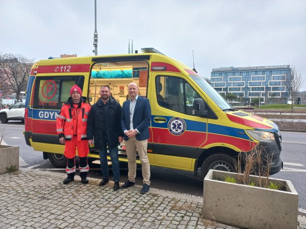Nowy ambulans wzbogaca flotę ratunkową w Gdyni