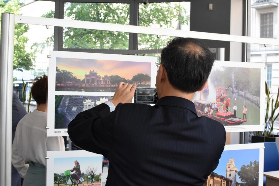 Otwarcie wystawy fotograficznej prezentującej różne oblicza miasta Zhuhai oraz naturalne krajobrazy tej części Chin, fot. Jan Ziarnicki