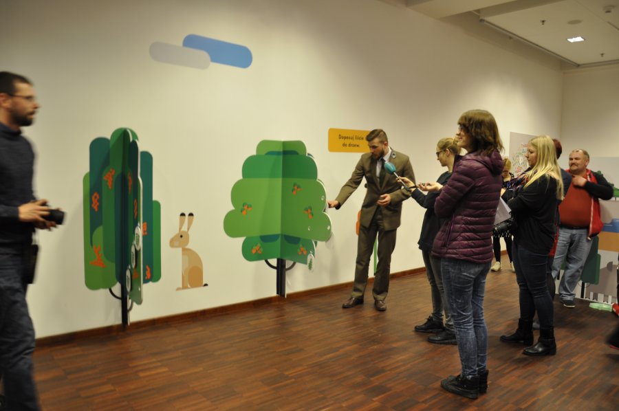 Leśnik prezentuje uczniom drzewa, które występują w gdyńskich lasach
