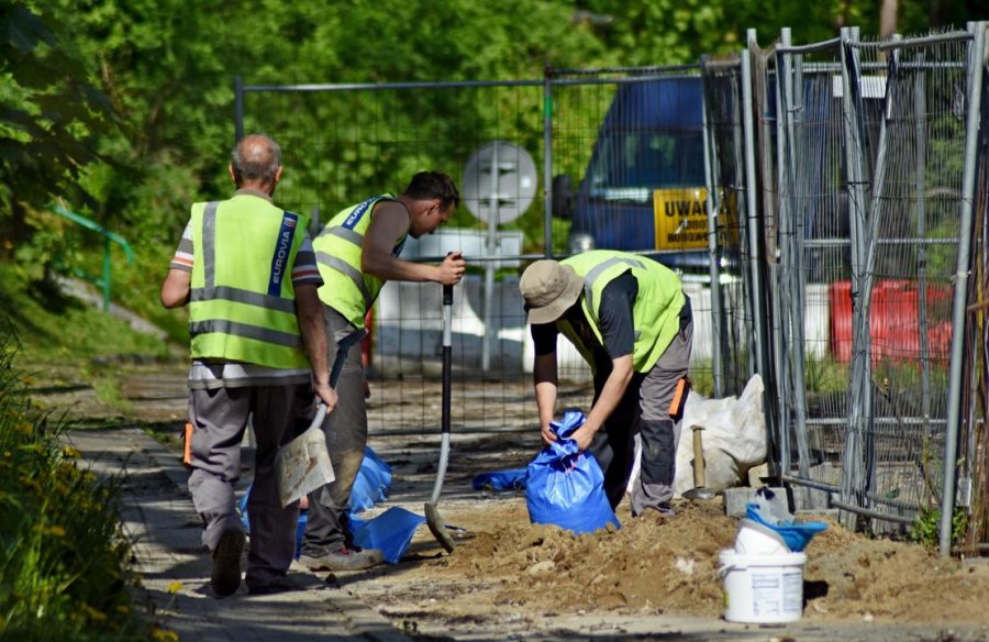 Na początek firma Eurovia sprząta teren i przygotowuje do przeprowadzenia robót, fot. Kamil Złoch