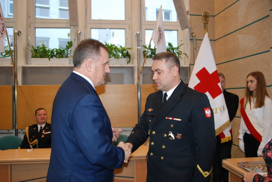 Odznaczeniem „Zasłużonego dla krwiodawstwa w Gdyni” nadawanego przez Kapitułę – Zarząd Rejonowy PCK w Gdyni, wyróżniony został Marcin Szefer.