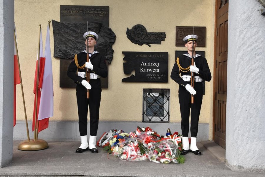 Złożenie kwiatów przy tablicy admirała floty Andrzeja Karwety // fot. Lechosław Dzierżak