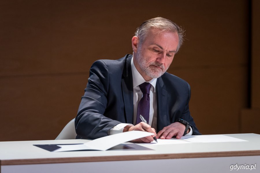 // fot. Dawid Linkowski. Prezydent Gdyni podpisuje list intencyjny