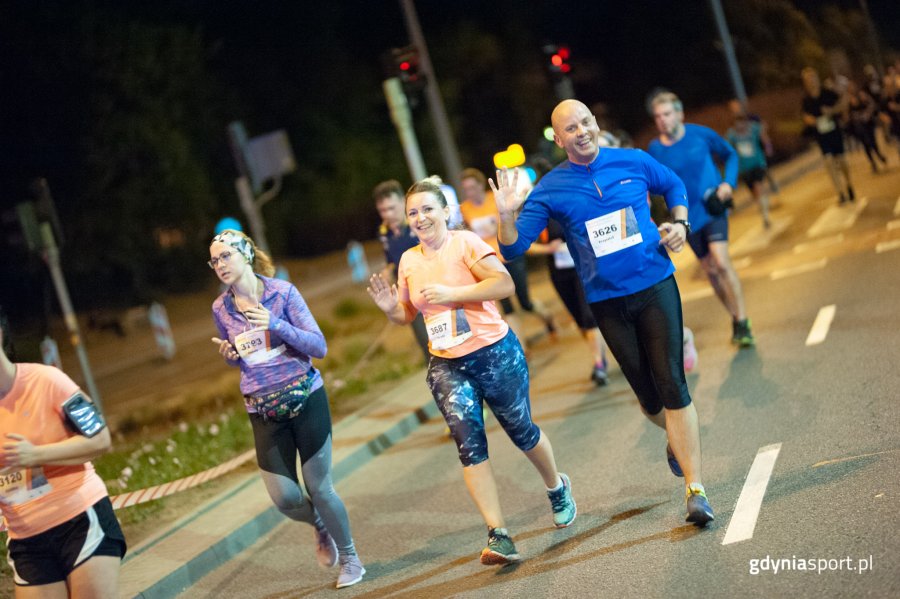 Biegacze z uśmiechem na ustach pokonywali kolejne kilometry / fot. gdyniasport.pl
