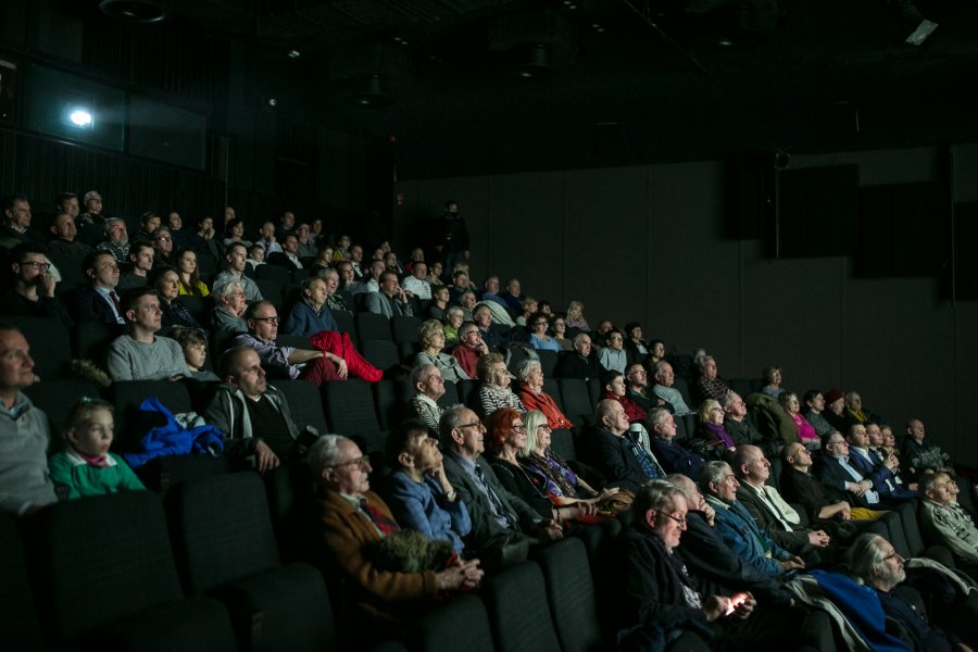 Publiczność podczas pokazu filmowego