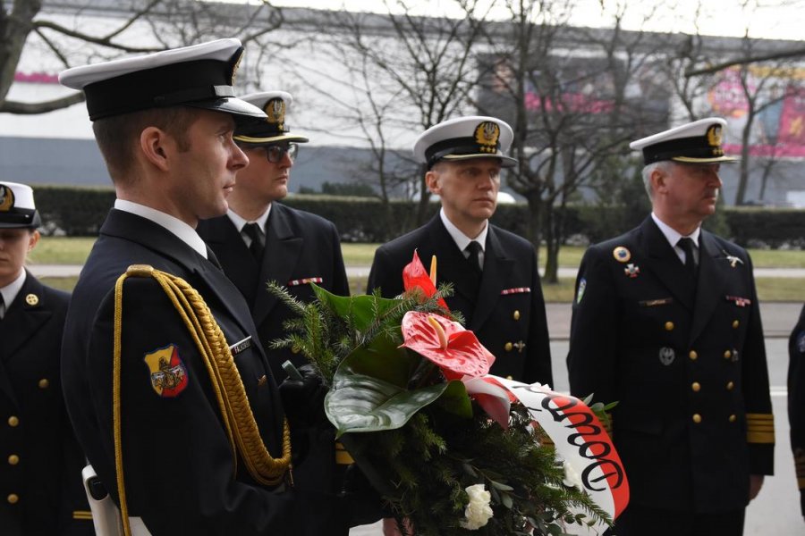 Złożenie kwiatów przy tablicy admirała floty Andrzeja Karwety // fot. Lechosław Dzierżak