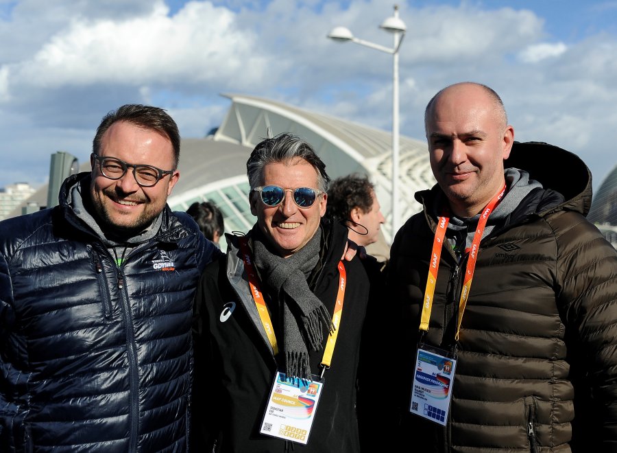 Dyrektor GCS Marek Łucyk, wicedyrektor Rafał Klajnert oraz prezydent IAAF Sebastian Coe na mistrzostwach świata w Walencji.