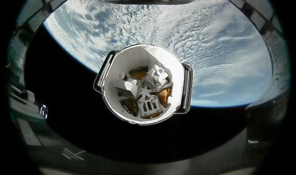 Musk chce, by moduł z elektrycznym samochodem trafił na orbitę Marsa. Krążąc po niej auto ma latami odtwarzać piosenkę "Space Oddity" Davida Bowie. Fot. SpaceX