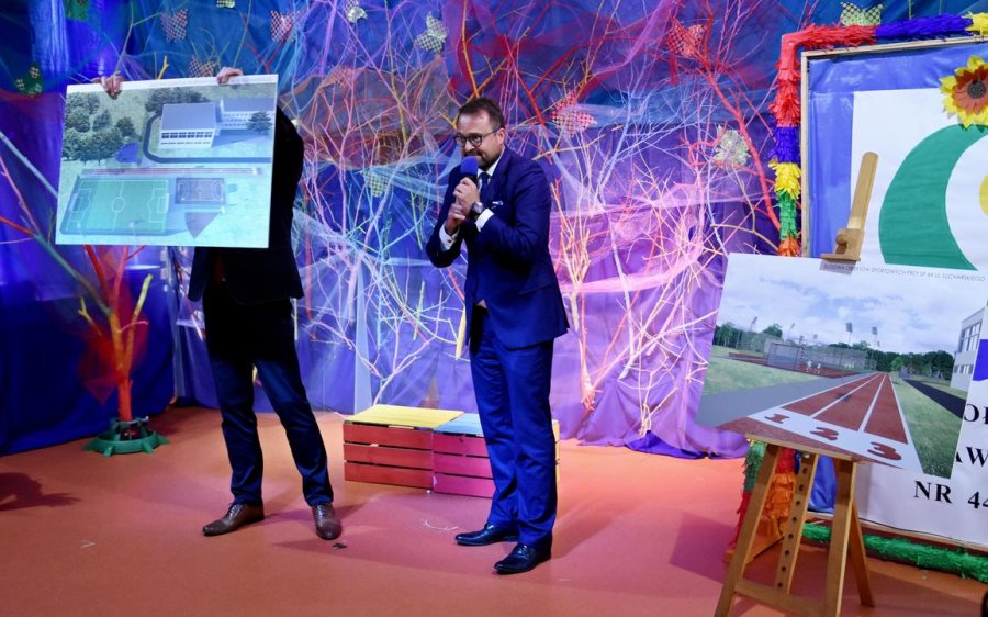 Uroczystość 30-lecia SP nr 44 w Gdyni połączona z prezentacją koncepcji budowy nowych boisk, fot. Kamil Złoch