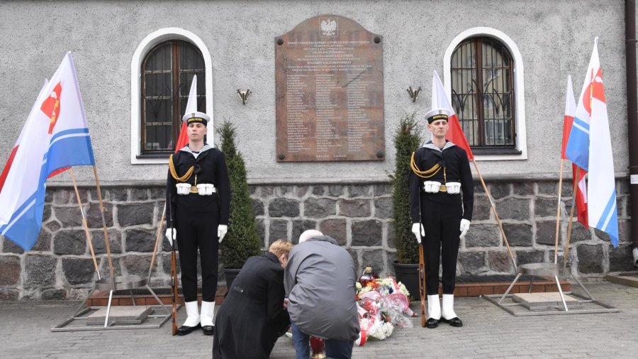 Złożenie kwiatów pod tablicą pamięci ofiar katastrofy smoleńskiej // fot. Lechosław Dzierżak