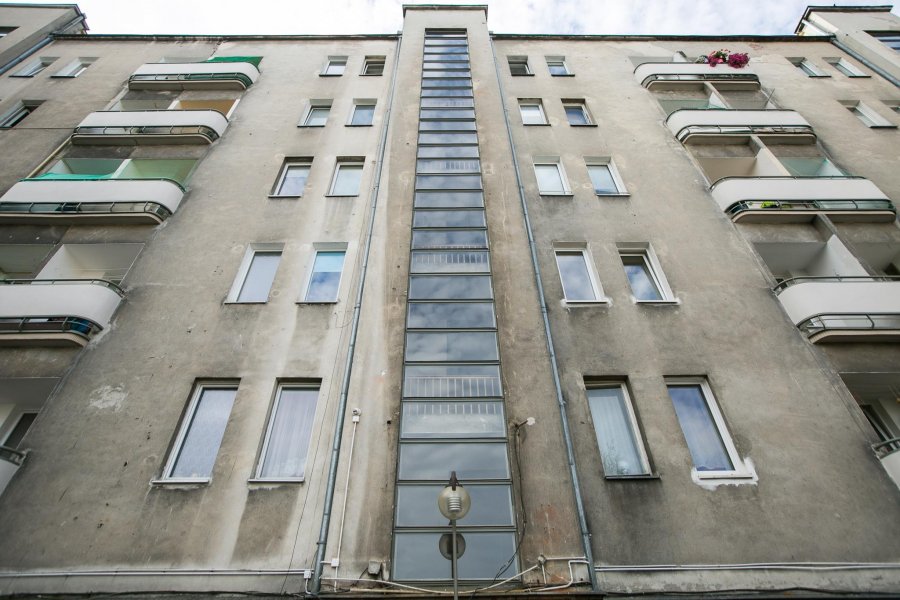 Okna klatek schodowych w "Bankowcu" po remoncie // fot. Karol Stańczak