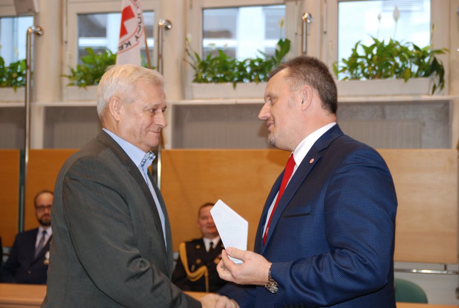 Odznaczeniem „Zasłużonego dla krwiodawstwa w Gdyni” nadawanego przez Kapitułę – Zarząd Rejonowy PCK w Gdyni, wyróżniony został Robert Drapała. 