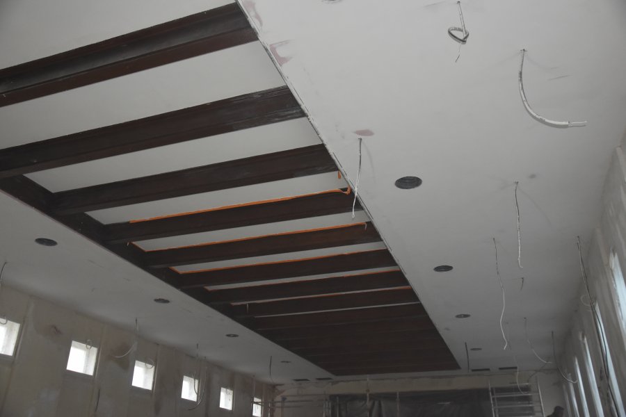 Historyczna, drewniana konstrukcja stropu w przyszłej sali widowiskowej, fot. Kamil Złoch
