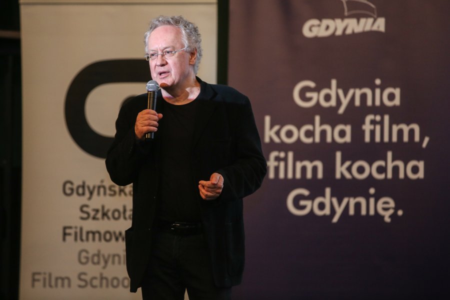 Reżyser Robert Gliński podczas występu na scenie