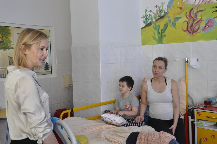 Beata Szadziul, pełnomocnik prezydenta ds. rodziny odwiedziła też innych małych pacjentów gdyńskich szpitali i przekazała im upominki z okazji urodzin Gdyni // fot. Magdalena Czernek
