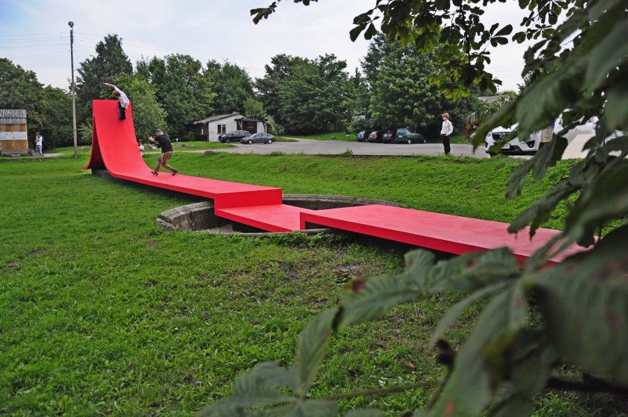 "Ława" - nowy mebel miejski w gdyńskim parku Kolibki // fot. B. Betlejewska